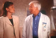 Mark Sloan (Dick Van Dyke, r.) unterhält sich mit der Anwältin Vanessa Sinclair (Mary Kay Adams, l.) über ihre Mandantin Constance, eine alte Dame, die im Sterben liegt.