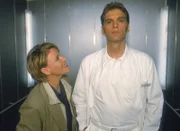 Schmidt (Walter Sittler) ist tödlich beleidigt, weil er glaubt, dass Nikola (Mariele Millowitsch) die Stelle der neuen Pflegedienstleiterin annehmen will...