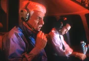 Mark (Dick Van Dyke, l.) und der Pilot Martin (Maury Sterling, r.), der jedoch nur Erfahrung mit kleinen Maschinen hat, versuchen, den Jumbo zu landen ...