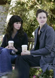 Lisa (Susan May Pratt, r.), eine Bekannte von Melinda (Jennifer Love Hewitt, l.) wird von der Geisterbraut verfolgt. Sie bittet Melinda um Hilfe ...