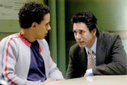 Detective Chris Ravell (Scott Cohen, r.) vernimmt Luis Ramirez (Victor Rasuk), der behauptet, in Notwehr gehandelt zu haben.