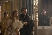 Die Mitglieder am Hof warten mit voller Spannung auf König Henry VIII. (Jonathan Rhys Meyers, 2.v.r.) und seine fünfte Frau, die blutjunge Königin Catherine Howard (Tamzin Merchant, 2.v.l.) ...