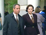 Die Staatsanwältin Annette Rayburn (Lisa Eichhorn) versucht mit John Wicks (Paul Ivy) dem Vorstand einer Investmentfirma ein Verbrechen nachzuweisen.