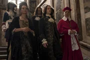 (vorne v.l.n.r.) Madame de Maintenon (Catherine Walker); Ludwig XIV. (George Blagden); Kardinal Leto (Ken Bones)