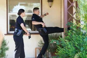 Officer Bradford (Eric Winter) tritt die Tür eines Wohnhauses ein, nachdem Lucy Chen (Melissa O’Neil) durch das Fenster einen reglosen Körper am Boden entdeckt.