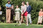 Margana Reeve (Amy Lawrence) spielt bei dem Golfturnier ihres Großvaters Raylan Reeve (Guy Paul) mit.