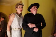 Lady Felicia (Nancy Carroll) und Father Brown (Mark Williams) verlassen zügig die Veranstaltung.