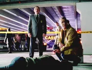 Gil Grissom (William Petersen, r.) und Captain Jim Brass (Paul Guilfoyle) untersuchen einen Mordfall im Casino-Parkhaus.
