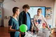 Die Sportler (v.l.n.r.) Timo (Luca Jung), Nick (Michael Schweisser) und Victor (Fridolin Sommerfeld) überlegen, wie sie den Projekttag „Schwerkraft“ schnell zu Ende bringen können.