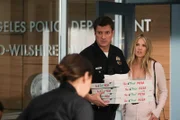 Grace Sawyer (Ali Larter, r.), John Nolans (Nathan Fillion, l.) Freundin, überrascht die Absolventen mit Pizza.