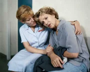 Eine Krankenschwester (Janette Becker, l.) kümmert sich um Vera (Witta Pohl, r.), die Sorge hat, ob ihr Sohn überleben wird.