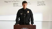Officer John Nolan (Nathan Fillion) motiviert seine Kollegen für den Einsatz.