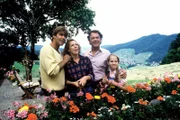 Die Familie ist mal wieder beieinander. Auf der Berghütte wird gefeiert (Sascha Hehn, Gaby Dohm, Klausjürgen Wussow, Angelika Reißner).