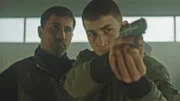 Der kriminelle Pate Isak (Mahmut Suvakci, l.) bildet Teddys Neffen Nikola (Gustav Lindh) an der Waffe aus, um ihn als neuen Bodyguard aufzunehmen.