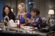 Um Teddy (Kim Raver, r.) etwas aufzumuntern, nehmen Callie (Sara Ramirez, l.), Arizona (Jessica Capshaw, 2.v.l.) und Miranda (Chandra Wilson, 2.v.r.) an einem Frauenabend teil ...