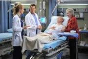 Während Alex (Justin Chambers, 2.v.l.) und Teddy (Kim Raver, l.) alles für die Operation vorbereiten, macht sich Emma (Elizabeth Franz, r.) große Sorgen um ihren Mann Martin (Rance Howard, 2.v.r.) ...