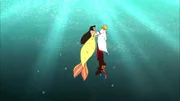 Die kleine Meerjungfrau rettet den Prinzen vor dem Ertrinken.