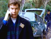 Woody (Jerry O'Connell) hat das Fahrzeug gefunden, in dem ein Mord verübt wurde. Ungeduldig wartet er auf die Spurenermittlung.