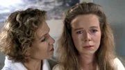 Tina (Marion Kracht, r.) ist am Ende. Die Sorgen um den schwer verletzten Chris und Richys ständige Fragen nach den Eltern zermürben sie. Vera (Witta Pohl, l.) versucht, sie zu trösten.