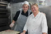 Patisserie-Chefin Roberta Rogosic mit Küchenpraktikant Benjamin Hitzler in der Küche der "Prinzessin".