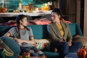 Lucy (Melissa O'Neil, r.) und Tamara (Dylan Conrique, l.) verbringen einen entspannten Abend Zuhause. Bis sie plötzlich eigenartige Geräusche aus ihrer Wand hören.