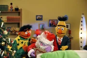 Ernie und Bert begrüßen den Weihnachtsmann.