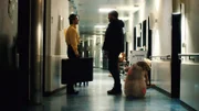 Beutolomäus und Sascha (Simon Böer) finden Ruprecht (Björn Harras) in einem Krankenhaus.