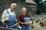 Natürlich gibt es auf einem Bauernhof Spatzen. Die Bäuerin (Hildegard Schröter) zeigt Peter (Peter Lustig), dass die Spatzen gerne den Hühnern die Körner wegfressen.