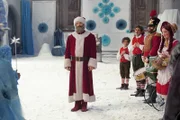 Alle singen mit dem neuen Weihnachtsmann Sascha (Simon Böer).