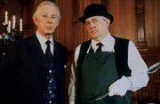 Der steife Diplomat Anthony Talbot (Jeremy Child, l.) und der Hausmeister der Schule, Ludlow (Peter Wight, r.), sind dem Devingtoner Pudding-Club schon lange Jahre treu.