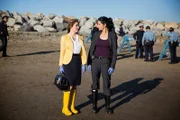 Dr. Maura Isles (Sasha Alexander, l.) und Jane Rizzoli (Angie Harmon) werden an den Strand im Hafengebiet gerufen. Die Leiche einer jungen Studentin gibt den Ermittlerinnen Rätsel auf.