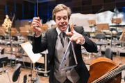 Checker Tobi spielt Triangel beim Münchner Rundfunkorchester.