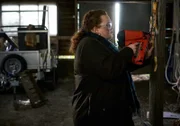Muriel (Bronwyn James) kommt dem Nagelpistolen-Killer auf die Spur.