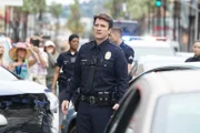 John Nolan (Nathan Fillion) kommt seinem Traum, Polizist zu werden, immer näher. Als Rookie des LAPD in Los Angeles hat er seinen ersten Einsatz.