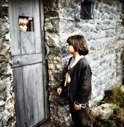 Auf seinen Reisen macht Silas (Patrick Bach, r.) eine überraschende Entdeckung. In einer unscheinbaren Hütte trifft er auf die kleine Jenny (Nina Rothemund, l.). Als Silas erfährt, dass sie in der Hütte eingesperrt ist, macht Silas ihr einen Vorschlag.