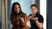 Während der nervenaufreibenden Suche nach dem kriminellen Pärchen erzielen Lopez (Alyssa Diaz, l.) und Chen (Melissa O'Neil, r.) endlich den Durchbruch, auf den Lopez gewartet hat.