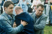 Sergeant Troy (Daniel Casey, l.) und Inspector Barnaby (John Nettles, r.) können den psychisch kranken Dean Hunniset (Paul Brennan, M.) nur mit Gewalt von einem Übergriff auf einen Besucher der Veranstaltung abhalten.
