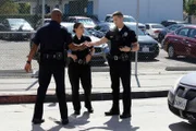 Officer Bradford (Eric Winter, r.) ist mit Lucy Chen (Melissa O’Neil, M.) auf ein stehendes Auto aufgefahren und lässt sich anschließend auf Anraten von Sergeant Wade Grey (Richard Jones, l.) im Krankenhaus untersuchen.