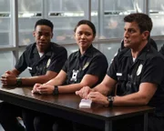 Zum Abschluss ihres praktischen Ausbildungsjahrs beim LA Police Departement werden die Rookies Nolan (Nathan Fillion, r.), Chen (Melissa O'Neil, M.) und West (Titus Making Jr., l.) noch einmal auf die Probe gestellt.