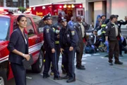 Det. Jane Rizzoli (Angie Harmon, l.) und ihre Polizeikollegen sind in Alarmbereitschaft nachdem ein Theatergebäude eingestürzt ist und einige Personen unter sich begraben hat.