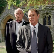 Inspector Barnaby (John Nettles, r.) wird klar, dass Offizier a.D. Reggie Barton (Graham Crowden, l.) über die Reduzierung der Glöckner mehr als erleichtert ist.