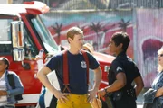 Talia Bishop (Afton Williamson) bespricht den Einsatz mit einem Feuerwehrmann.