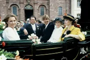 Die glückliche Familie in der Hochzeitskutsche (v.l.n.r.: Gaby Dohm, Klausjürgen Wussow, Sascha Hehn, Karin Hardt, Ilona Grübel).