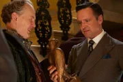 Alfred Lane (Richard Cunningham) übergibt freudig Benedict Northam (Richard Harrington) eine Statue, in welcher sich ein mysteriöser Film versteckt.
