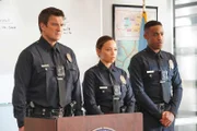John Nolan (Nathan Fillion, l.), Lucy Chen (Melissa O'Neil, 2.v.l.) und Jackson West (Jackson West, r.) nehmen an der Einsatzbesprechung teil