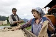 Martin (Hans Sigl, l.) hilft seiner Mutter (Monika Baumgartner, r.) beim Einsacken der Kartoffeln.