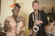 Die Jazzsängerin Yveline Lafond (Michelle Asante) und der Saxofonist Joseph Sinclair (Paul Thornley) beeindrucken Father Brown mit ihrer Musik. Er bietet der Band einen Schlafplatz an. Noch kann niemand ahnen, welche Tragödie sich ereignen wird.