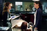 Bei der Obduktion entdeckt Dr. Maura Isles (Sasha Alexander, l.) eine tiefe Kratzwunde am Oberschenkel der Leiche von Erica Humphrey-Miller (Kate Turnbull) und zeigt es direkt Jane (Angie Harmon).