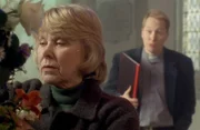 Pfarrer Nelson (Ian Driver) versucht mühsam, Victoria Bartlett (Wendy Craig) von ihrem Vorhaben abzubringen.