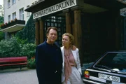 Gaby Dohm und Klausjürgen Wussow spielen die Hauptrollen in der "Schwarzwaldklinik".